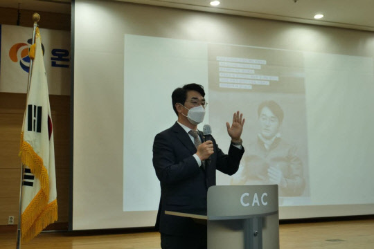 박용진 민주당 의원이 지난달 28일 서울 충무아트홀에서 열린 '온국민행복정치연구소' 서울지회 창립 발기인대회에서 대선 출마 의사를 밝히고 있다. 박용진 의원실 제공